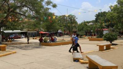 Dos jóvenes caminan por el parque de Cofradía. Foto: Jordan Perdomo