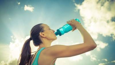 Durante y antes de hacer ejercicio se debe mantener bien hidratado.