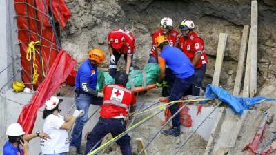 Los cuerpos de socorro rescataron a los obreros que habían quedado debajo de un alud de tierra.