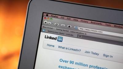 Uno de los objetivos de Microsoft con la adquisición de LinkedIn es el de hacerse un lugar entre las redes sociales y de paso, plantarle cara a Facebook. Foto: AFP