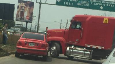El accidente entre rastra y carro turismo cerca del Harinero Sula en el bulevar del norte de San Pedro Sula provocó caos vial.