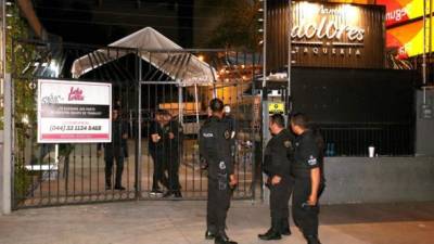 Autoridades registran un bar en la ciudad de Guadalajara, el que presuntamente es propiedad de un hijo de Raúl Flores Hernández, el capo presuntamente relacionado con Márquez. Su abogado insiste en que todo el asunto no es más que un malentendido.