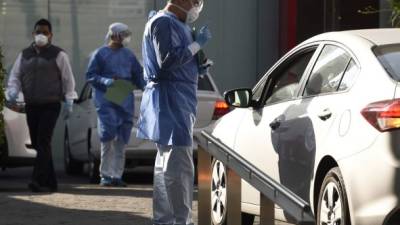 Personal médico en México se protege con un traje especial del contagio de coronavirus. Foto: AFP