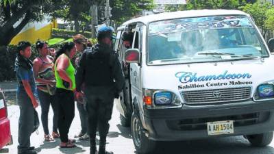 Habitantes de Chamelecón piden más de un policía para seguridad en los buses.
