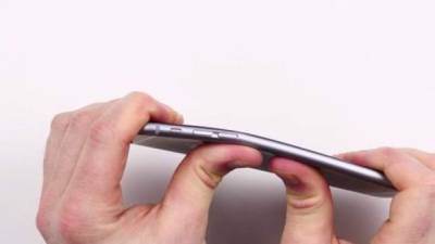 A través del foro de Mac Rumor, un usuario publicó una fotografía en en la que muestra una ligera curvatura del iPhone después de llevarlo en su bolsillo delantero durante cuatro horas.