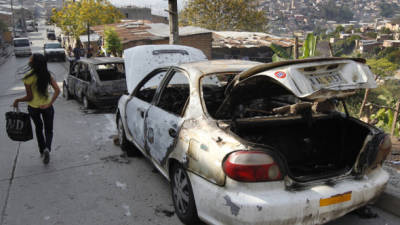 Los taxis se encontraban aparcados cuando fueron incendiados por mareros.