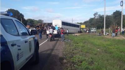 Del impacto, el autobús se desvió de la carretera.