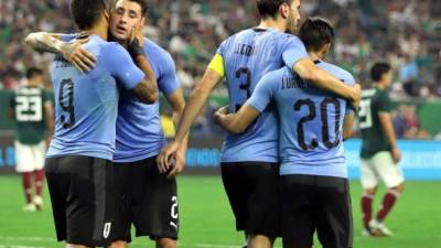 Luis Suárez es felicitado por sus compañeros tras marcar un gol contra México. Foto Twitter @Uruguay