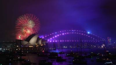 La primera gran fiesta de Año Nuevo reunirá a más de 1,5 millones de espectadores en la costa australiana mientras los fuegos artificiales iluminarán el cielo nocturno. AFP PHOTO / SAEED KHAN