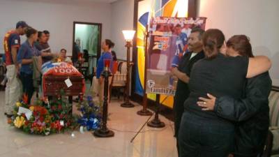 El féretro de Arnold Peralta fue cubierto con la bandera de Honduras y con la del Club Deportivo Olimpia, equipo en el que jugaba desde enero de este año.