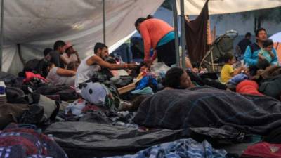Miembros de la caravana migrante en un asilo en San Diego. Foto: EFE/Archivo
