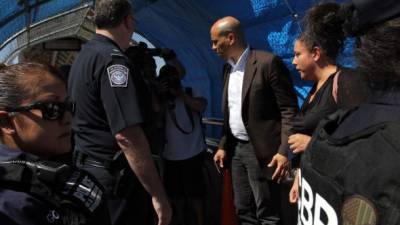 El senador Cory Booker acompañó a un grupo de migrantes hondureñas a solicitar asilo en el punto de entrada en El Paso, Texas./AFP.