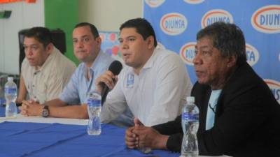 Gerardo García, gerente de Diunsa en La Ceiba, Carlos Aguilar alcalde de la Ceiba y Ramón Maradiaga, técnico del Vida.