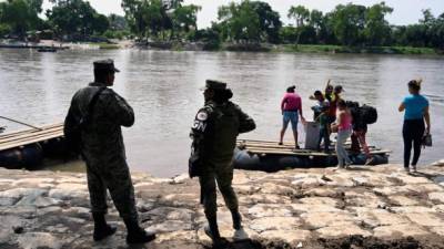 National Guard members stand guard along the banks of the Suchiate river in Ciudad Hidalgo, Chiapas State, Mexico, to prevent illegal crossings across the border river to and from Tecun Uman in Guatemala, on July 20, 2019. (Photo by ALFREDO ESTRELLA / AFP)