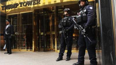 Agentes fuertemente armados custodian la Trump Tower en Nueva York. AFP.