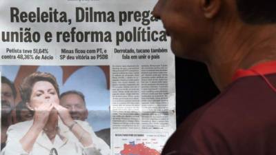 Un ciudadano lee los periódicos el dia después de las elecciones, en Rio de Janeiro.