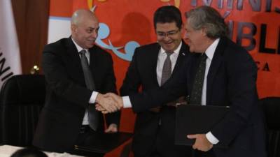 El fiscal general, Óscar Chinchilla; el presidente Hernández y Luis Almagro, de la OEA.