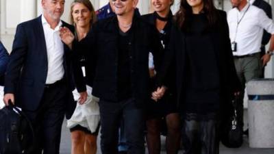 Bono en compañía de su esposa llegan a Venecia para boda de George Clooney.