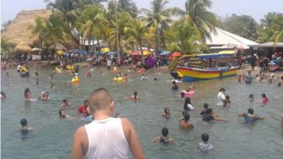 Los viajes en lancha, la banana, las trenzas y el pan de coco no ha faltado para los bañistas.