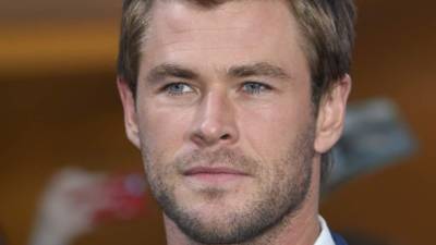 Los musculosos 32 años de Chris Hemsworth.
