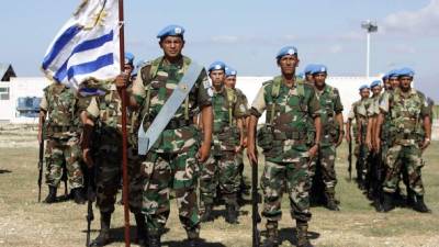 Una tropa de soldados uruguayos posa en posición de firmes en su cuartel cerca de Puerto Príncipe. El país sudamericano mantiene unos 250 militares desplegados en la isla caribeña.
