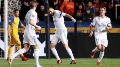 CYP859. NICOSIA (CHIPRE), 21/11/2017.- El jugador del Real Madrid Karim Benzema (c) celebra con sus compañeros después de anotar un gol hoy, martes 21 de noviembre de 2017, durante un partido entre el Real Madrid y el Apoel Nicosia por el Grupo H de la Liga de Campeones de la UEFA, en el estadio GSP de Nicosia (Chipre). EFE/Katia Christodoulou