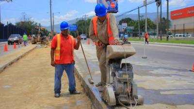 Trabajadores en plena faena en el bulevar del norte, adonde el consorcio Siglo 21 está haciendo trabajos de ampliación. Fotos: Melvin Cubas.