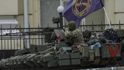 Un combatiente del grupo de mercenarios Wagner en un carro de combate que bloquea una calle en la localidad rusa de Rostov del Don.