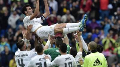 Álvaro Arbeloa fue manteado por sus compañeros del Real Madrid. Foto AFP