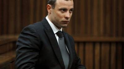 El paralímpico sudafricano Óscar Pistorius enfrenta juicio por el asesinato de su novia.
