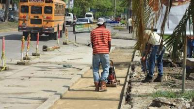 En la avenida Circunvalación se hacen varios trabajos. En un tramo se construye el tercer carril.