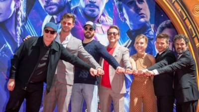 El productor estadounidense Kevin Feige (i) posa junto a los miembros del elenco de la película 'Avengers: Endgame' (i-d) Chris Hemsworth, Chris Evans, Robert Downey Jr., Scarlett Johansson, Jeremy Renner y Mark Ruffalo. AFP archivo.