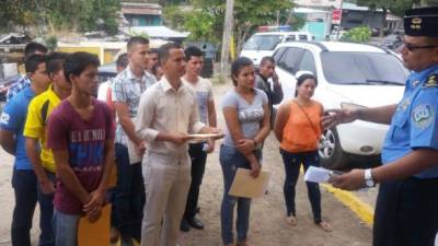 Grupo de 20 jóvenes cuando solicitan ingresar a estudiar a la Policía.