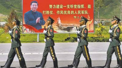 Soldados del Ejército Popular, frente a una imagen del presidente Xi Jinping.