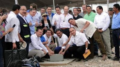 Juan Orlando Hernández, alcaldes y otros funcionarios colocan la primera piedra. Fotos: Efraín V. Molina