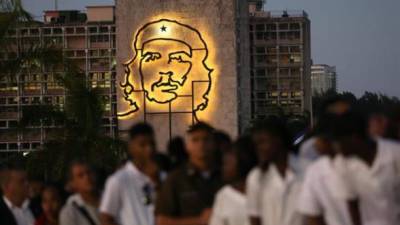 Cubanos participan en las honras fúnebres al fallecido líder de la revolución cubana Fidel Castro hoy, lunes 28 de noviembre de 2016, en Plaza de la Revolución de La Habana (Cuba).