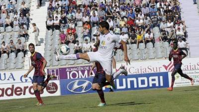 Jonathan Mejía en acción del partido entre Real Jáen y Barcelona B.