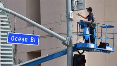 Un trabajador repara el cableado de un semáforo en Long Beach, California. Foto: AFP