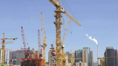 Torres de construcción sobresalen en Beijing mientras los líderes del país tratande trasmitir el mensaje de una nueva realidad.