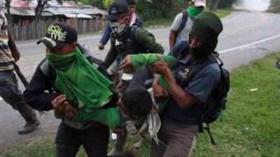 La policía antimotines se enfrentó ayer a los indígenas en Santander de Quilichao.EFE