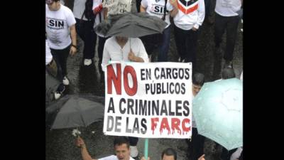Pese a la lluvia muchos colombianos expresaron su preocupación por el devenir de las negociaciones.