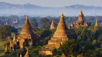 BIRMANIA. Bagan es seguramente el destino más popular de Birmania. Pocos turistas se dejan perder los más de 4000 templos esparcidos por la llanura de Bagan. Lo ideal es alquilar una bicicleta o el carro a caballo, y explorar la zona visitando los templos más famosos a los que se puede entrar: Shwezigon Paya, Ananda Patho, Thatbyinnyu Pahto, Gawdawpalin Pahto y Dhammayangyi Pahto.