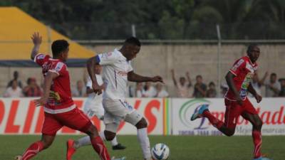 El delantero merengue Romell Quioto maneja el balón ante la marca del tocoeño Misael Ruiz.