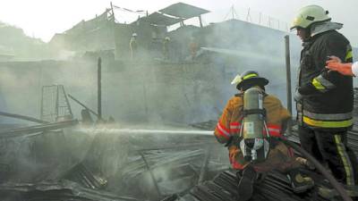 Los bomberos evitaron que el fuego se propagara a las viviendas contiguas al hospedaje.