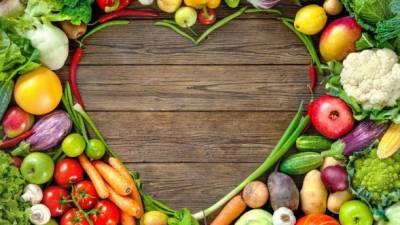 Consuma cinco porciones de frutas y verduras para tener un corazón sano.