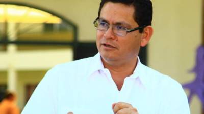 Marlon Escoto, ministro de Educación, en una visita a escuelas de San Pedro Sula. Foto: Franklin Muñoz