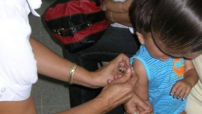Una enfermera le aplica una vacuna a un menor en una de las salas del centro desalud Carlos B. Gonzales de El Progreso.