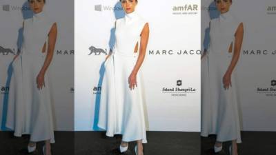 Victoria Beckham optó por un vestido blanco de estilo minimalista, de cuello alto, aberturas en la espalda y cinturón largo de su propia firma.