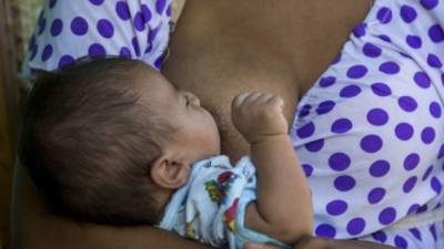 NI1004. MANAGUA (NICARAGUA), 07/08/2017: Una mujer amamanta a su hijo el viernes 4 de agosto de 2017 en Managua, en el marco de la celebración de la semana mundial de la lactancia materna .EFE/Jorge Torres.