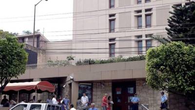 La embajada estadounidense en Tegucigalpa pidió a los solicitantes que reprogramaran sus citas.